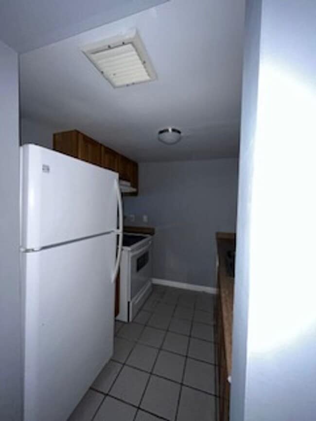 Photo - $300 OFF FIRST MONTH RENT!  Tampa Racquet Club Unidad 346