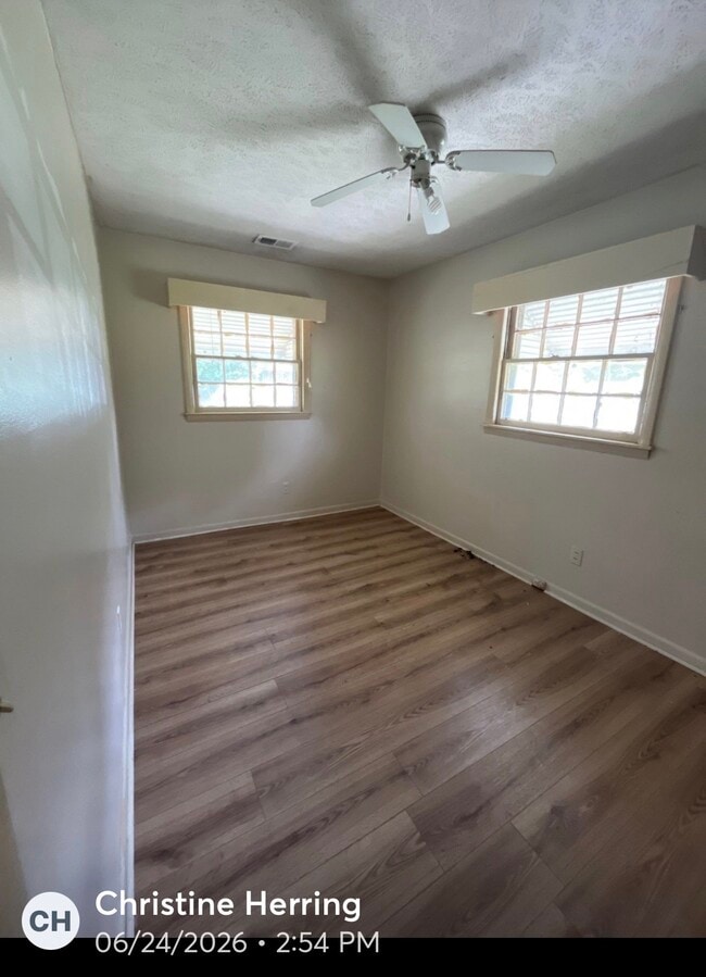 Photo - 907 Strawberry St