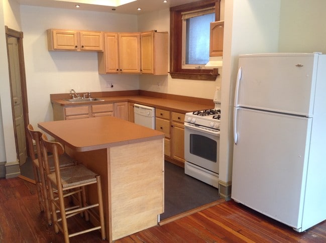 Building Photo - 223 Buckingham Pl Unit 2