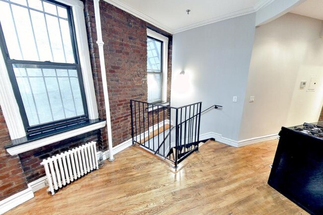 Building Photo - 410 E 13th St Rental