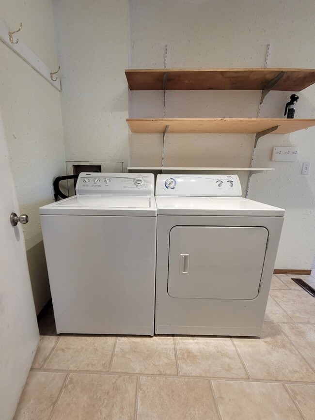 Photo - 11232-11105 105 Ave