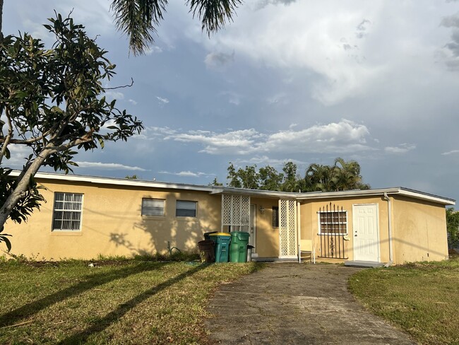 Saltwater canal home - Saltwater canal home