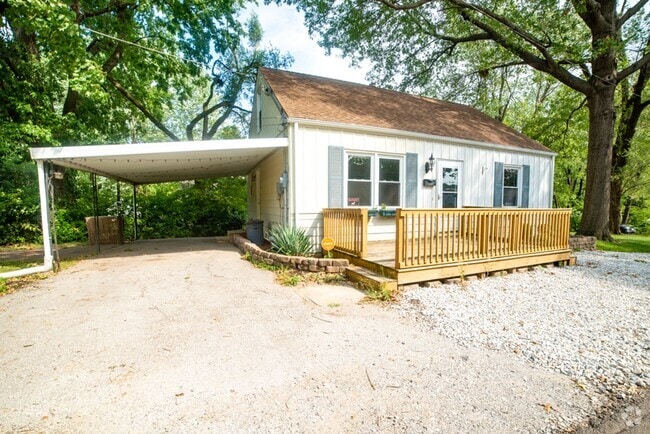 Building Photo - Adorable Bungalow Rental