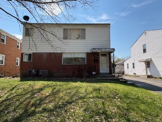 Building Photo - 1724-1726 Tanglewood Dr Akron OH 44313 MFH2 .PW .T1 Unit 1724 Tanglewood Dr