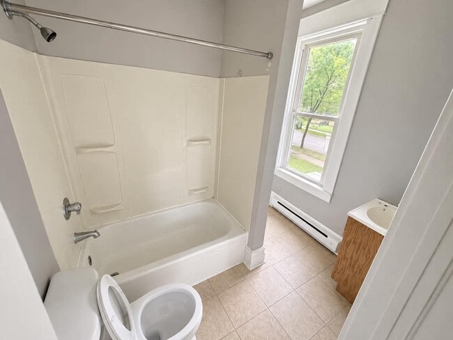 215 3rd Ave NE Unit 215 3rd Ave NE Upper unit