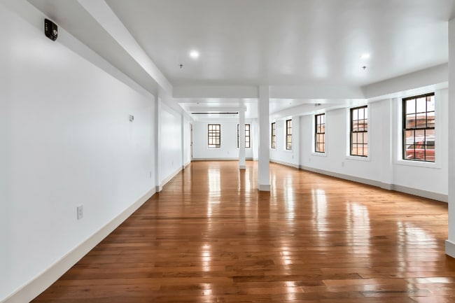 Building Photo - 2 Charles St Rental