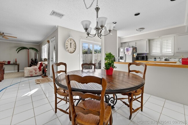 141 E Riverside Dr
