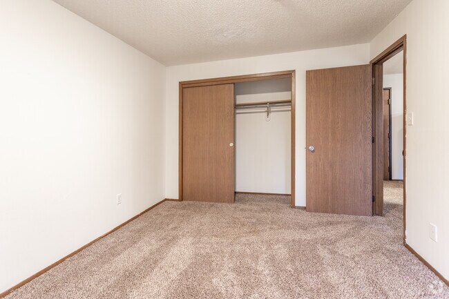 2BR, 1.5BA - 832 SF