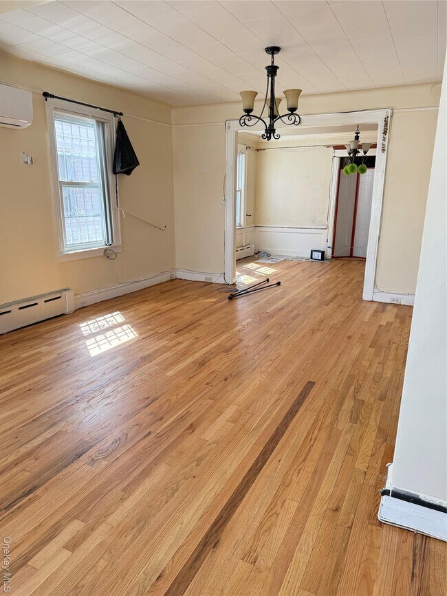 Photo - 94-18 225th St