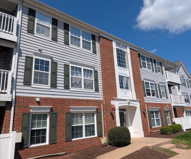 Building Photo - Bright Townhome Living in Convenient Leesburg Location Unit J