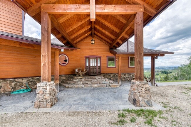 Building Photo - Stunning Home in Beautiful Private Setting!!