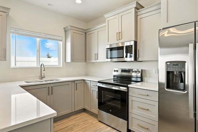 Photo - 51 4375 West St