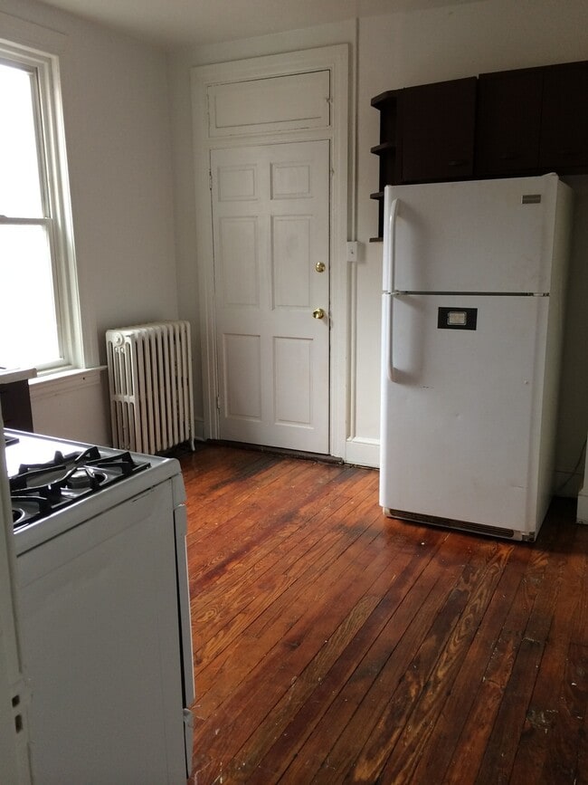 Photo - Spacious 3 Bedroom Apartment in East York City SD