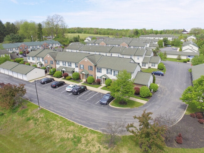 Blue Course Commons - Blue Course Commons Townhomes