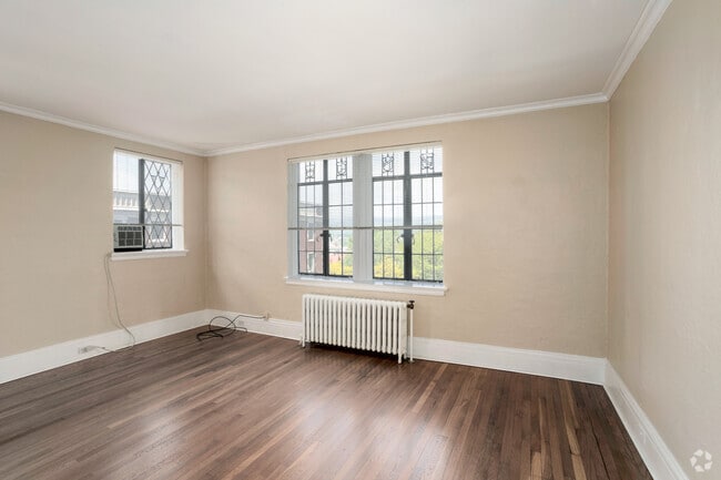 2BR, 1BA - 792SF - Living Room