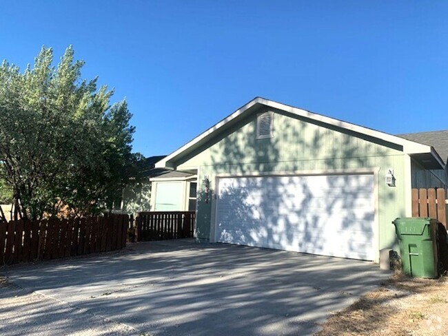 Building Photo - Three bedroom home in spring creek with a ...