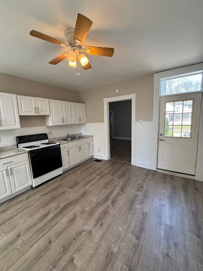 Building Photo - 1911 Elm Ave Unit 1