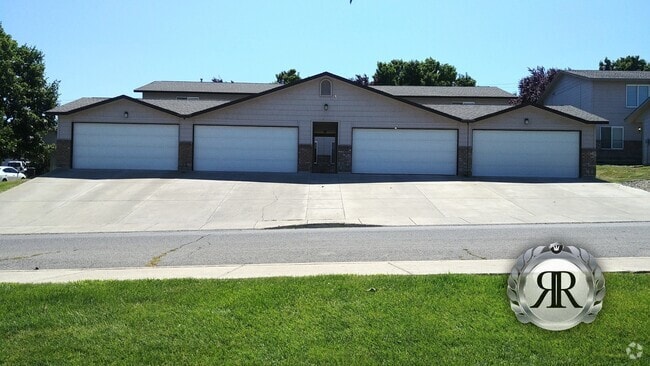 Building Photo - 2 Bedroom, 1.5 Bath Townhouse Style Apartment
