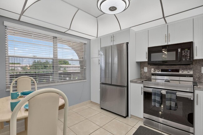 Building Photo - 2304 Lucaya Ln Unit L4