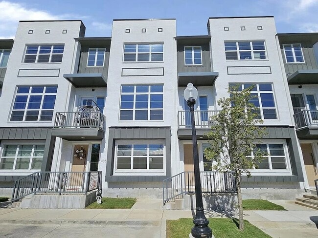 Building Photo - 13325 Bee St Unit 406 Rental