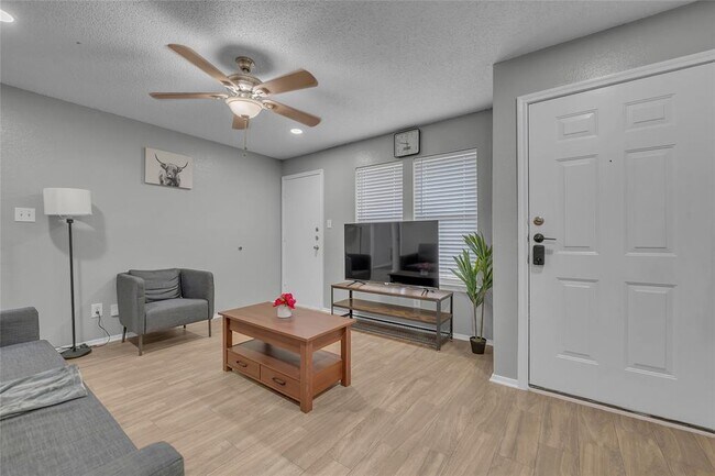 Photo - 1507 Hollow Tree Blvd