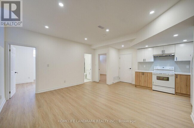 Photo - 35 Red Giant St
