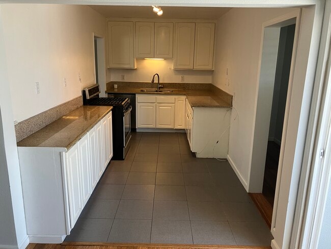 Cocina - 14024 Premiere Ave