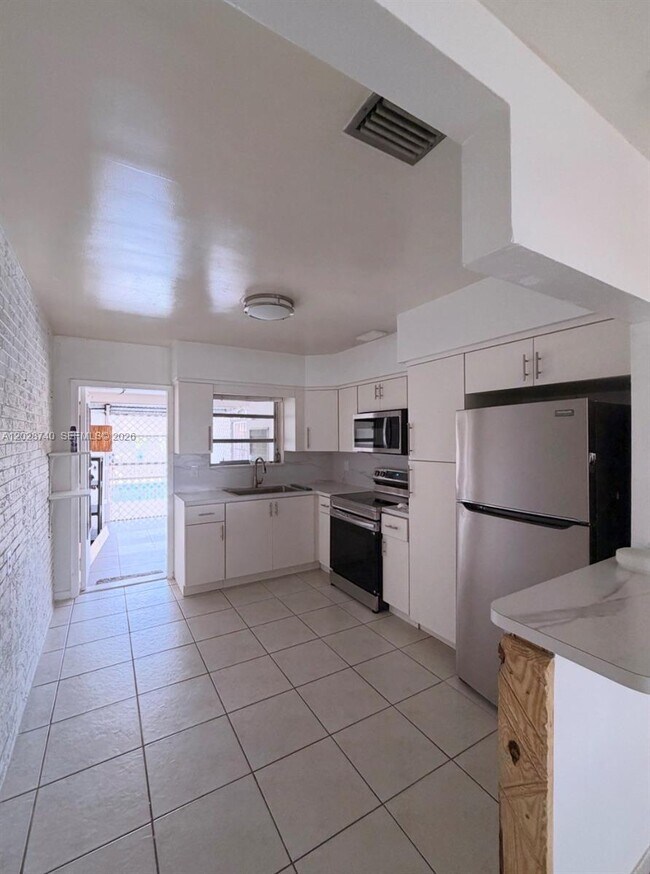 Photo - 1077 SW 2nd St Unit 2
