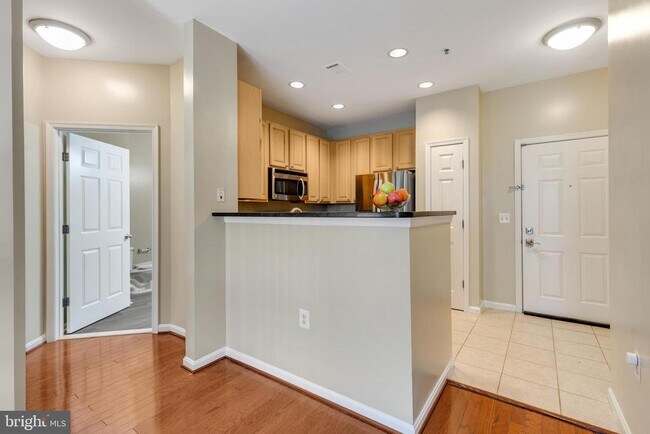 Photo - 2465 Army Navy Dr Unidad 104