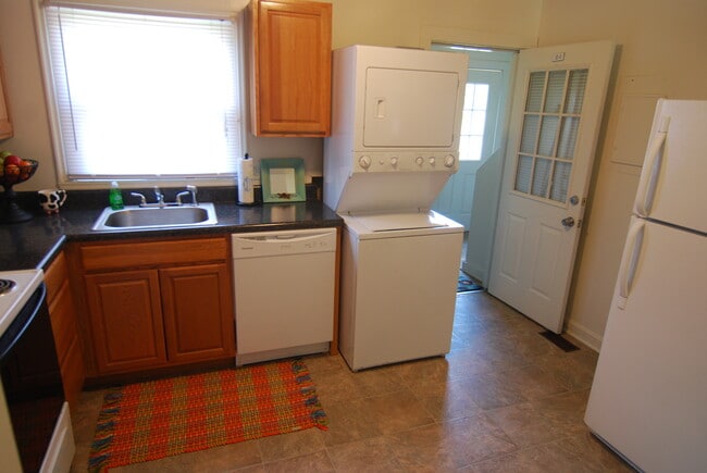 Colonial Square Apartments