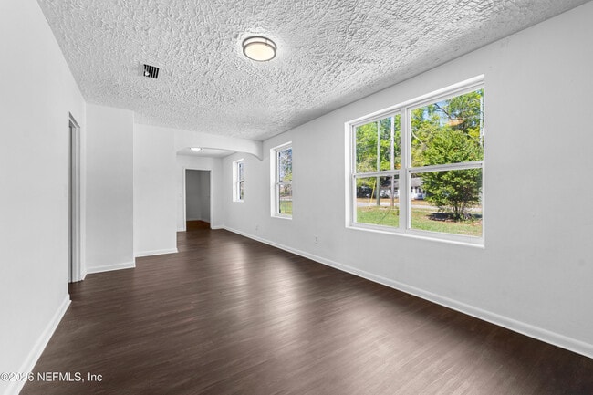 Photo - 3250 Soutel Dr