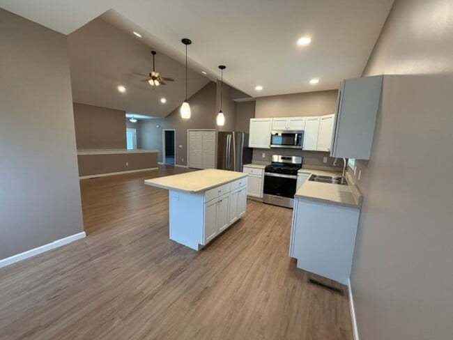 712 Debates St