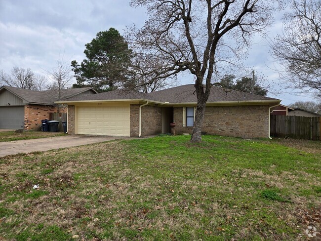 Building Photo - 3 bedroom 2 bathroom Southwood Valley Home