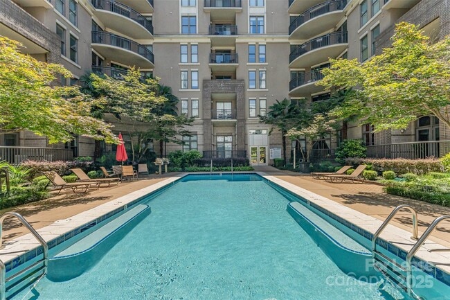 Building Photo - 718 W Trade St Unit 314 Rental