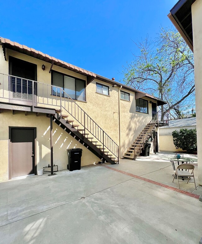 Exterior del dúplex trasero: el apartamento disponible está a la derecha. - 4550 Vista del Monte Ave Unidad 4550 1/2 Vista Del Monte ( 2)