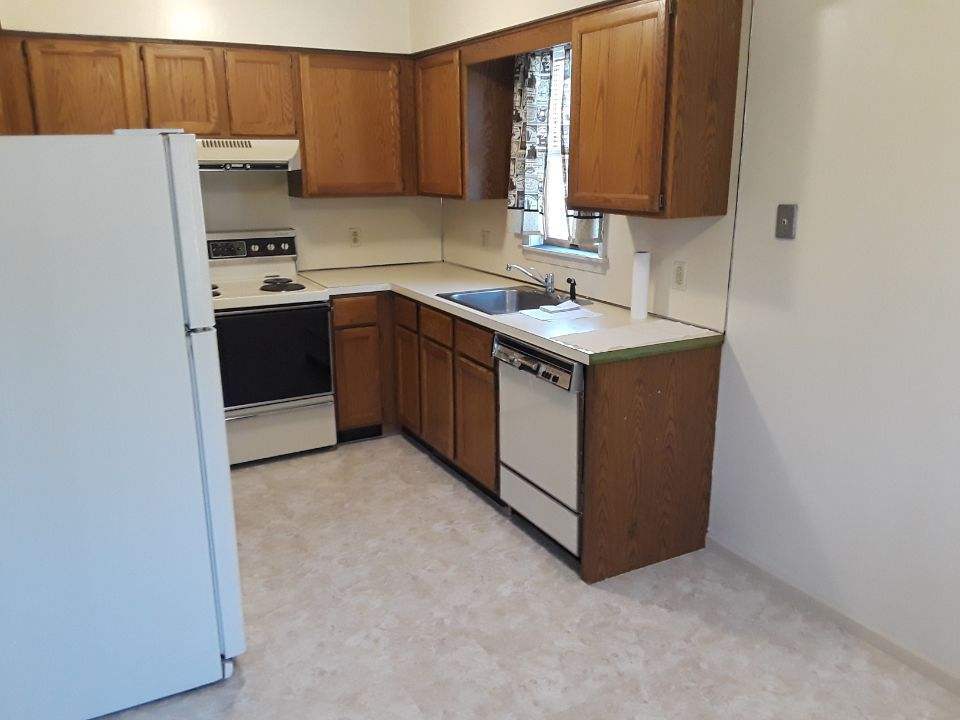 Electric Stove, Refridgerator, Dishwasher, Ample Cabinets - 406 State St Unidad 406 state st 3