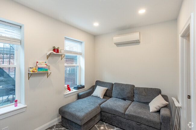 3BR, 1BA - 605SF - Living Room - 15 Bartlett Pl