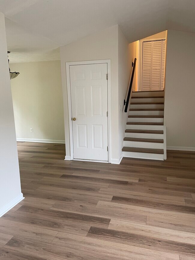 Living room/dining area - 407 Leslie Ct