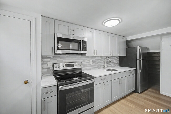 Building Photo - 22 Treat Ave Unit Lower Level