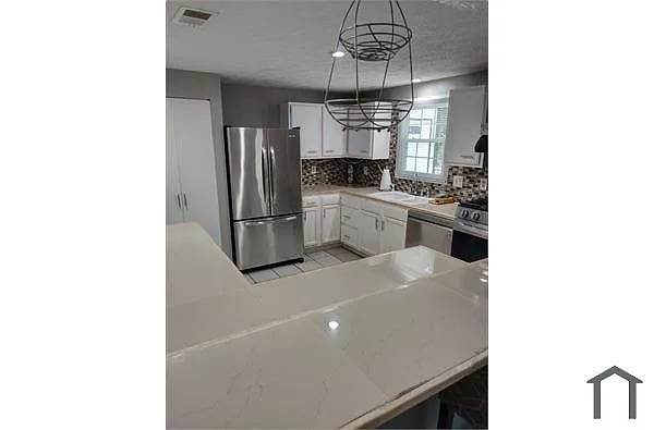 Building Photo - Room in House on White Oak Trail