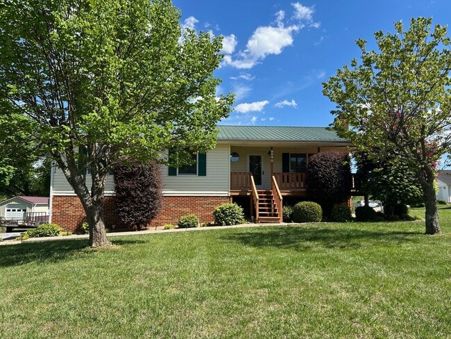 Building Photo - 3 Bedroom / 3 Bath Brick Home - Gray TN