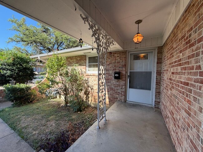 Building Photo - AVAILABLE NOW 2 BEDROOM 2 BATH DUPLEX IN TCU AREA