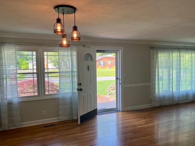 Dining & Living - 2108 Valley Ln