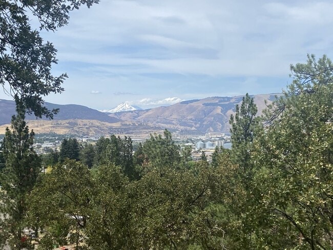 Photo - 3 Bedrooms | 2 Bath Home in The Dalles, OR