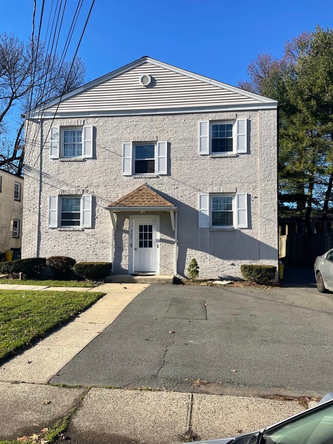 Photo - 365 Concord Ave Unidad B