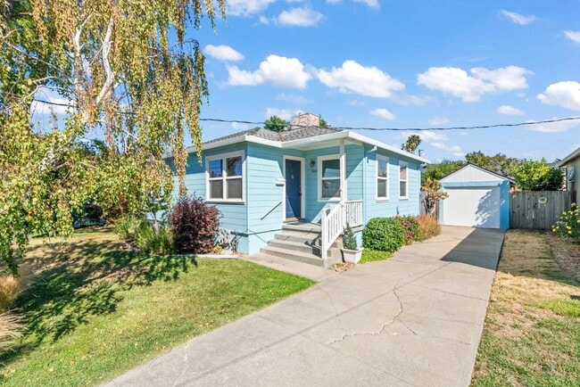 Building Photo - Pet Friendly 3Bd/2Ba Single-Family Home