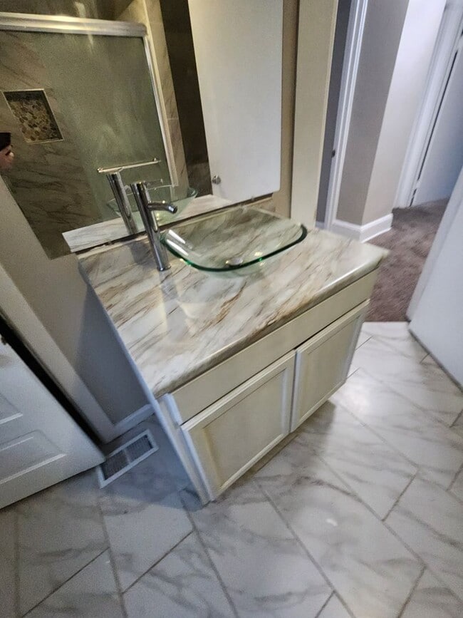 Photo - 3 Bedroom House for Rent on W 25th - MOVE IN READY AND CLEAN