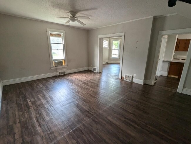 Building Photo - Ward 42 - 7th Ave Duplex Unit 101 7th Ave SE