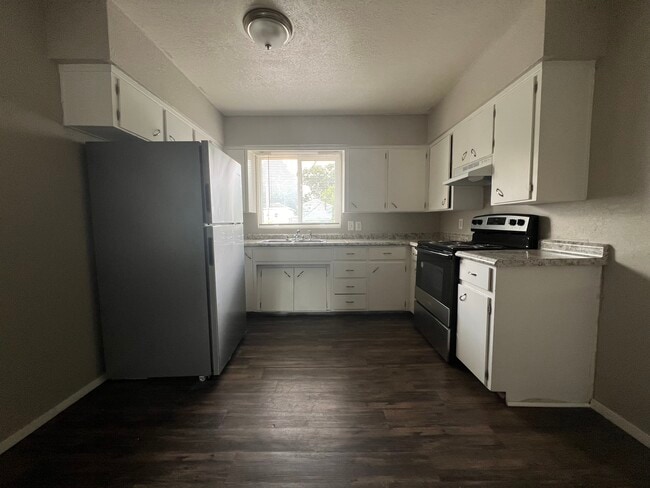 Kitchen - 215 Miriam Dr Unit D