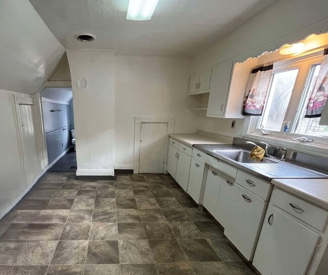 Photo - 706 Main St Unit Upper 2-Bedroom Apartment
